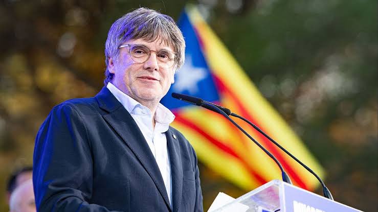 albertdmcat's tweet photo. Enhorabona, president @KRLS.
Ningú hauria de viure perseguit ni exiliat per haver posat les urnes.
Ara toca acabar la feina i culminar la independència que es va suspendre. I sense més dilacions. 
Cal fer efectiu el resultat del Primer d’Octubre. https://t.co/UHqJNSmts0