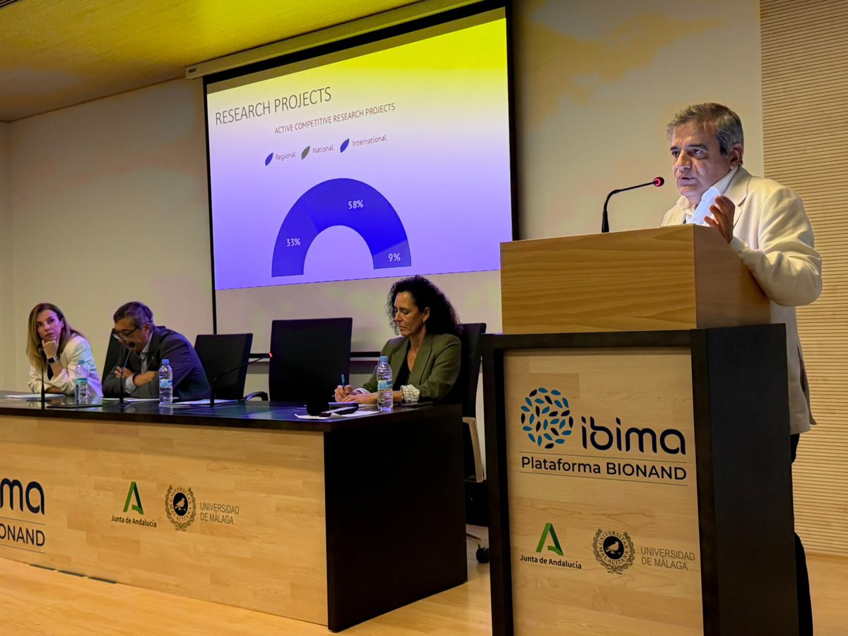 _ibima's tweet photo. 📊 #IBIMA presenta su #MemoriaCientífica 2025:

💰 +37M€ captados 
🔬 388 proyectos activos 
🏥 1.550 estudios clínicos (+20%) 
📚 951 publicaciones 
👩‍🔬 +1.600 investigadores

¡Seguimos #investigando por tu #salud! 🔬💙

@LuciaYeves @AndaluciaJunta @InfoUMA @umadivulga https://t.co/sqH8Plm1sT