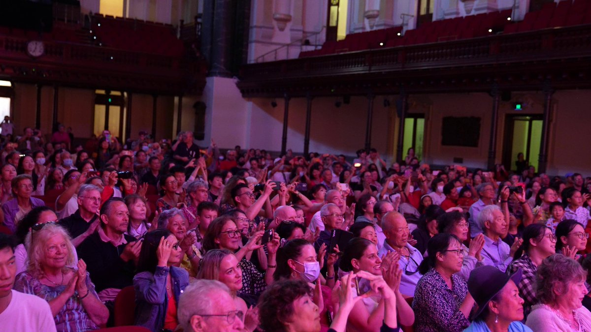 darunnik's tweet photo. A grand gala unfolds, with frequent applause and vibrant vibes – what a splendid scene! https://t.co/KXHnY4icui