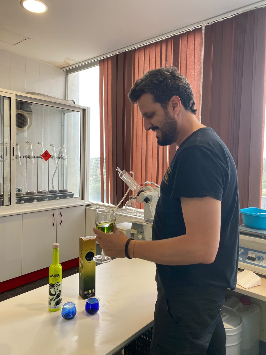 DOSierraMagina's tweet photo. Prosiguen las pruebas para determinar el inicio de la recolección del #aove cosecha temprana en nuestro laboratorio, hoy con @orodecanava 
Seguramente las primeras entidades abran cuando pasen estos días de lluvia https://t.co/qNqE7dApBI