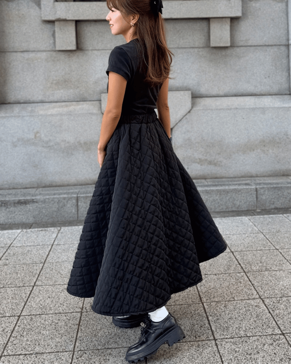 puchicari_jp's tweet photo. 145cm店長が選ぶ小柄服
ほかの商品も見る → @puchicari_jp

NEW !!
👗キルティングフレアスカート
🍀Brand：ST.ROONEY
📏モデル身長151cm
✂お直し（丈詰め）可

立体感のあるキルティングを、たっぷりとしたフレアシルエットで上品に仕上げた一着。

生地を贅沢に使いながらも、小柄なバランスを考えて重たく見えにくいシルエットに。歩くたびにふわりと広がるラインが、秋冬のコーデにほどよい華やかさを添えてくれま��。

ウエストは伸縮性の高い総ゴム仕様で、きれいな見た目とラクな穿き心地を両立。

コンパクトなニットを合わせてすっきりと。
ブラウスなら少し上品に。
シンプルなトップスほど、キルティングの表情が引き立ちます。

ブラックだから合わせやすく、それでいていつものスカートとは少し違う。
秋冬に頼りたくなる一着です。

詳しくはこちら
https://t.co/GOHgMHwes1

#プチキャリ #小柄女性 #低身長ファッション #145cmコーデ #150cmコーデ #キルティングスカート #フレアスカート #秋冬コーデ