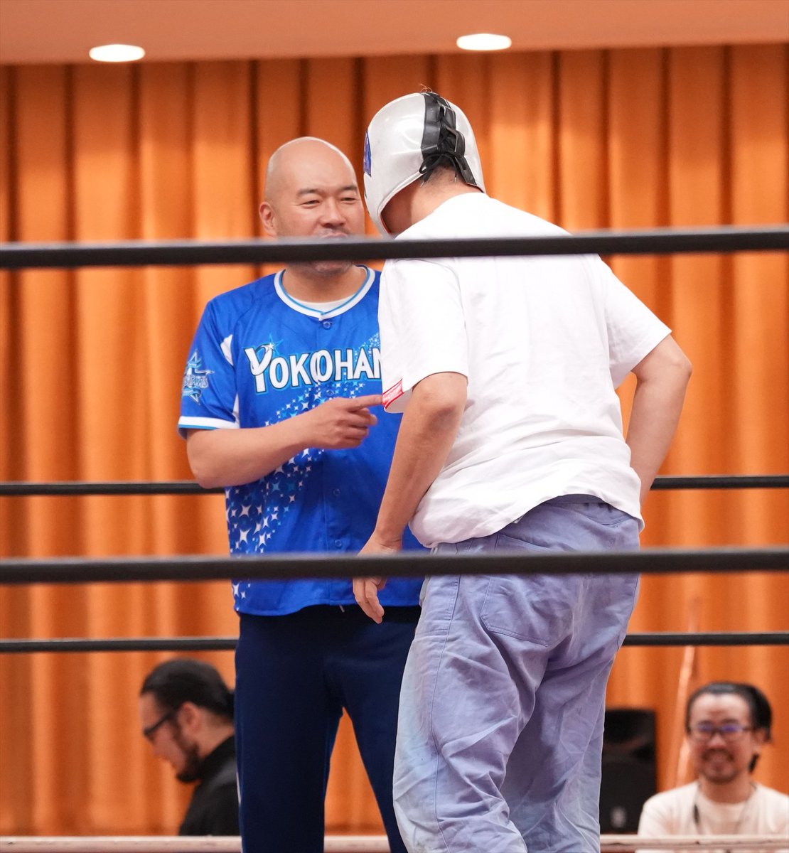 Namjunkzone's tweet photo. 辺琉選手のパロスペシャルでボスコニアン選手ギブアップ。
カワグチレフェリーに2で肩が上がったと講義するボスコさん。
#RAW94 https://t.co/LIeLxQtS9z