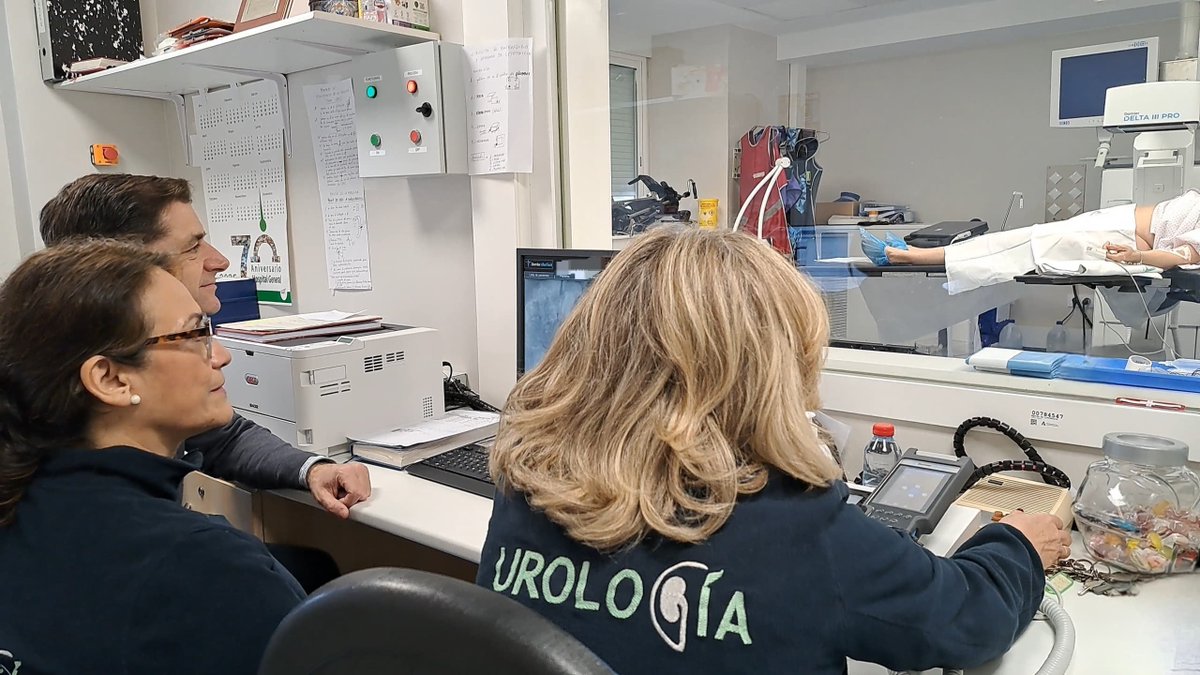HospitalUVRocio's tweet photo. 🎉 Nuestra Unidad de Litotricia, del servicio de @UronefroHUVR cumple 20 años.

Durante estas dos décadas, ha ayudado a tratar los cálculos renales mediante ondas de choque, que permiten fragmentarlos para que sus pequeños restos se eliminen posteriormente a través de la orina. https://t.co/vAoJcMvwC3