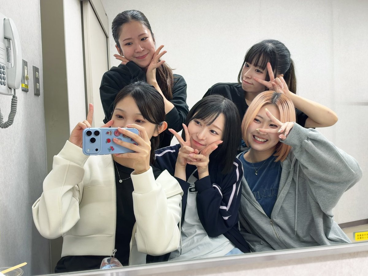 sayuki_katayama's tweet photo. 雷鼓の稽古してます🔥

休憩中の女子楽屋|•ω•,,) https://t.co/fqXagshKN5