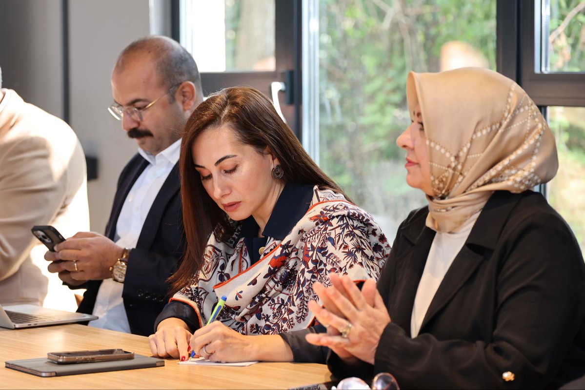 ozlemvgurzel's tweet photo. İBB yetkilileriyle gerçekleştirdiğimiz toplantıda, İBB’nin sorumluluk alanında bulunan ve Beykoz’umuz için çözüm bekleyen başlıkları tek tek gündeme getirdik.

Çubuklu–İstinye Arabalı Vapur Hattı, Beykoz’umuza tahsis edilecek yeni otobüsler, Çavuşbaşı Kavşağı, Kapalı Pazar, Yeni Hastane Yolu ve Elmalı–Akbaba bağlantı yolu başta olmak üzere komşularımızın öncelikli beklentilerini doğrudan ilettik. 

Beykoz’umuzun ulaşım sorunlarının çözümü için ilgili tüm kurumlarla görüşmeye, komşularımızın taleplerinin takipçisi olmaya devam edeceğiz.

#Beykoz #BeykozaDeğer