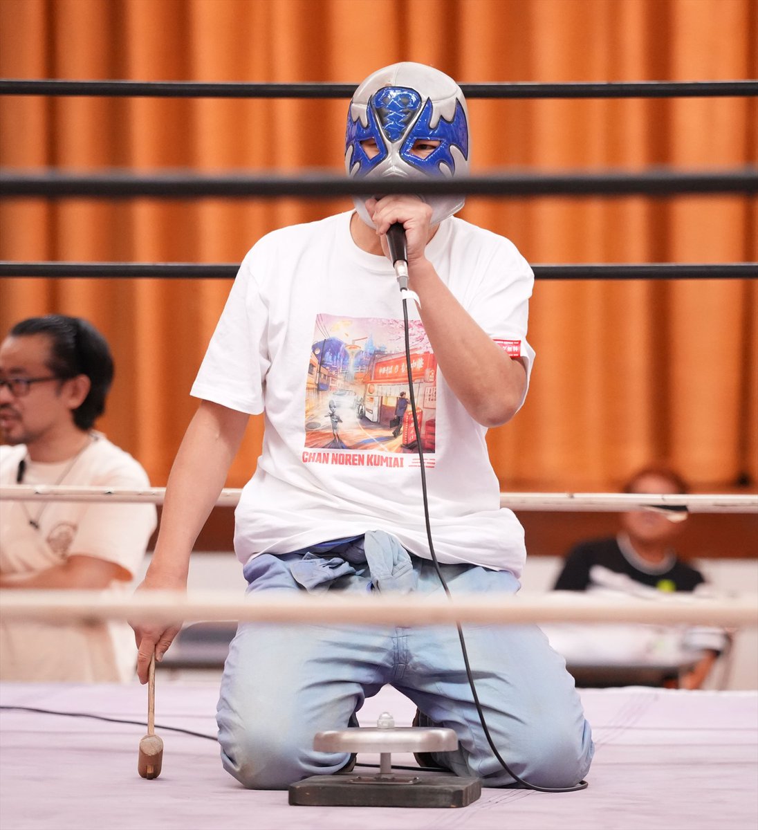 Namjunkzone's tweet photo. 辺琉選手のパロスペシャルでボスコニアン選手ギブアップ。
カワグチレフェリーに2で肩が上がったと講義するボスコさん。
#RAW94 https://t.co/LIeLxQtS9z