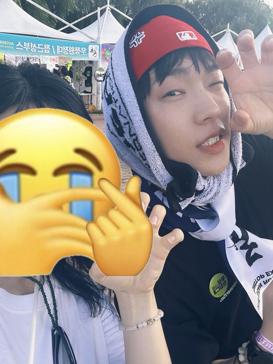 gomwud's tweet photo. 부락 리버에서 닭강정 먹다가 명지수 자만추 햇는데
셀카/싸인 요청하는 사람들에게 띵님이 요구한 조건은
극아타 엠디 인증도 인스타 팔로우도 아닌
장애인도 페스티벌 문화를 온전히 즐길 수 있도록 돕는 프로젝트 <우정원정대> 부스 가서 응원하고 뱃지 받아오기… https://t.co/4Ty4WOD8M7