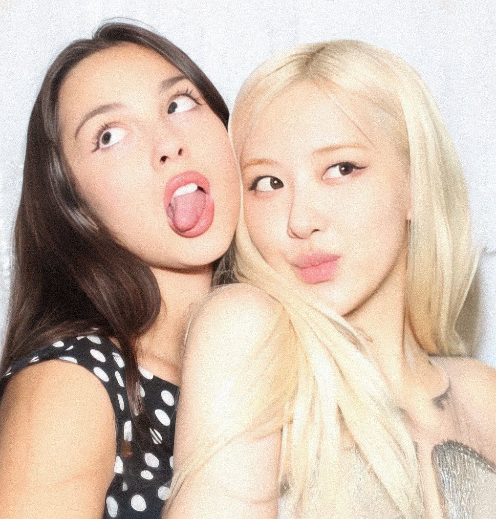 raunones's tweet photo. 사진으로 체감하는 로제 체급 https://t.co/lO4ZZ1ZcoD