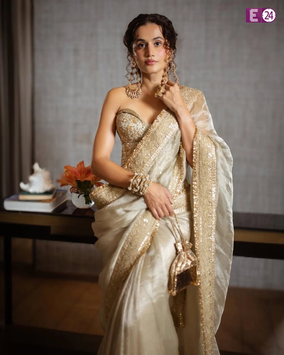 E24bollynews's tweet photo. Taapsee Pannu stuns in an elegant ivory saree, effortlessly blending traditional charm with modern glamour. Her dreamy look, intricate details and graceful style steal the spotlight.
.
.
.
#TaapseePannu #TaapseePannuStyle #SareeLook #BollywoodFashion #DesiLook #CelebrityStyle #Entertainment #E24
Taapsee Pannu, Taapsee Pannu saree, Ivory saree, Bollywood fashion, celebrity saree look, Indian fashion, Bollywood style, Entertainment, e24