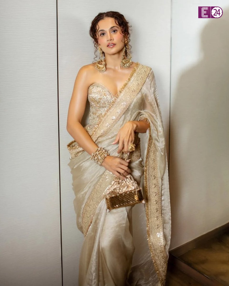 E24bollynews's tweet photo. Taapsee Pannu stuns in an elegant ivory saree, effortlessly blending traditional charm with modern glamour. Her dreamy look, intricate details and graceful style steal the spotlight.
.
.
.
#TaapseePannu #TaapseePannuStyle #SareeLook #BollywoodFashion #DesiLook #CelebrityStyle #Entertainment #E24
Taapsee Pannu, Taapsee Pannu saree, Ivory saree, Bollywood fashion, celebrity saree look, Indian fashion, Bollywood style, Entertainment, e24