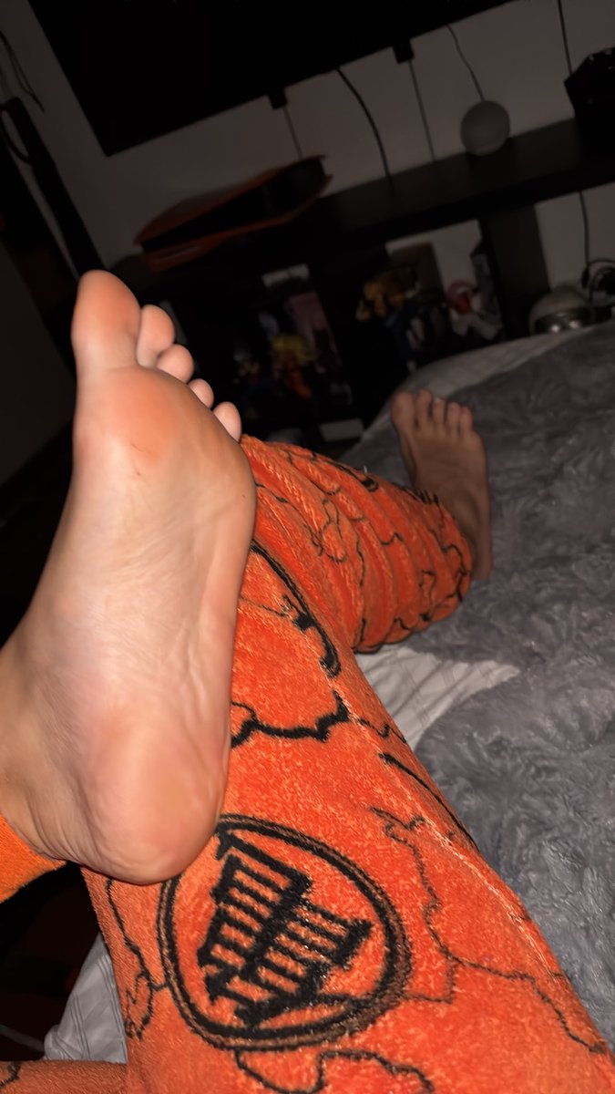 AlphaJordan113's tweet photo. Pagarรญas mientras estรกs de reposapiรฉs?
#CASHMASTER #FINDOM #feetfetฤฑsh #PAYPIG #findomsubs https://t.co/hBzWGGNmSV