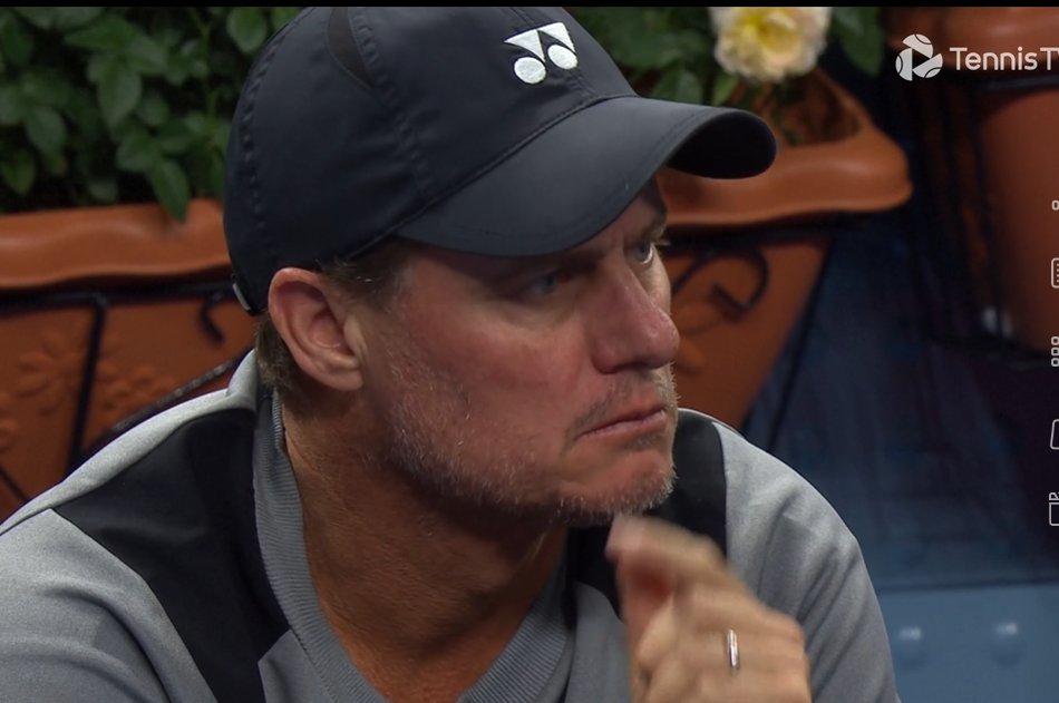 CristinaNcl's tweet photo. Sad scenes
He played very very well.
Hewitt tearing up for his boy.

Get well soon, Alex! https://t.co/qMSOT3MsYi