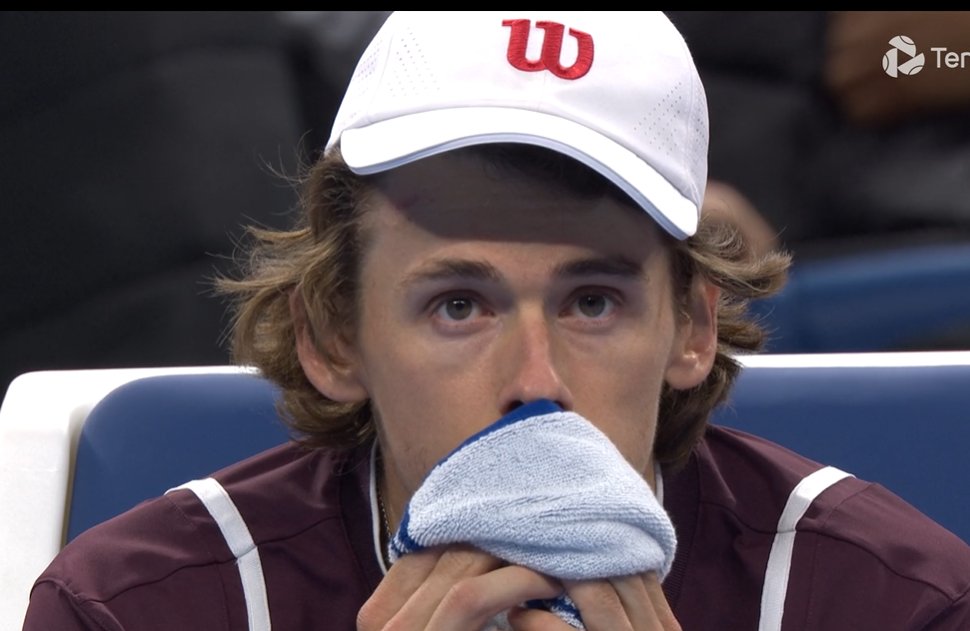 CristinaNcl's tweet photo. Sad scenes
He played very very well.
Hewitt tearing up for his boy.

Get well soon, Alex! https://t.co/qMSOT3MsYi