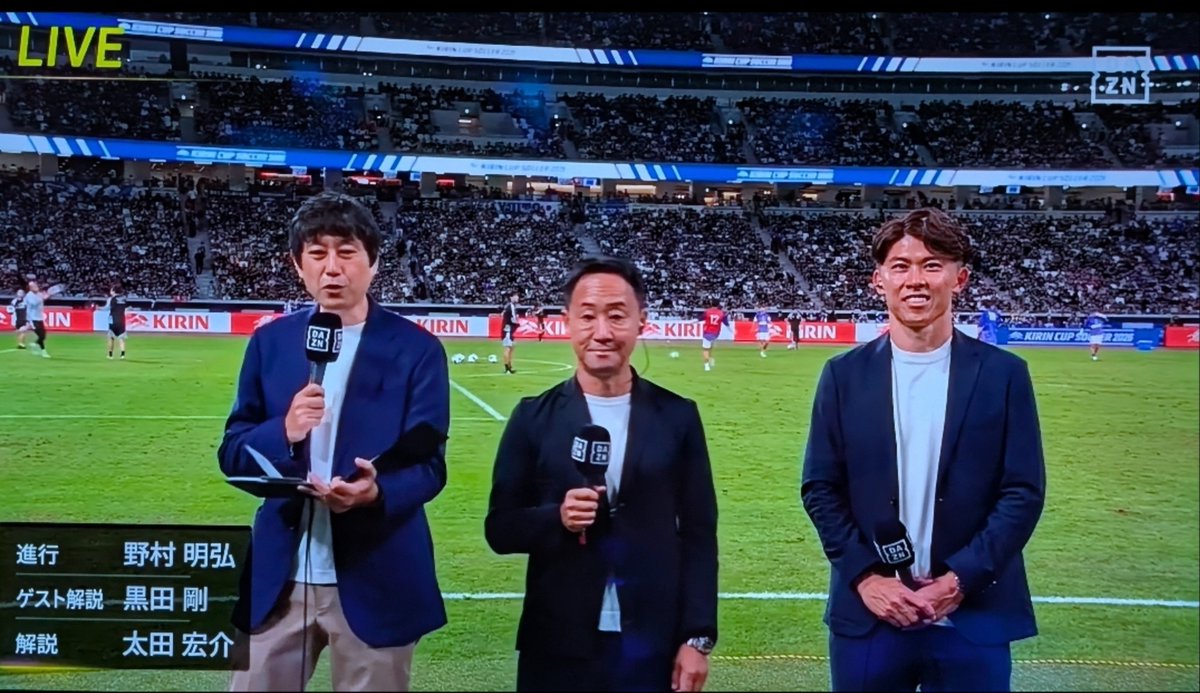 hama_no_dolphin's tweet photo. 昨夜の日本代表戦、DAZNではJリーグ町田ゼルビアの黒田剛監督がゲスト解説でした。

⚽ 試合中の解説

🎯 立ち上がりの堂安選手のシュートを受けて
「立ち上がりなのでどんどん狙っていけばいい。振らないと入らないので」

📐 ロングスローの真の狙い
「点数を取ることもそうなんですけど、相手のトップが1回1回ゴール前まで戻ってくる、戻らせるということがすごく大きいこと。配置, タイミング、投げるポイント、ターゲット、細かくやるとキリがないくらい。スクランブルを起こさせるという意味では有効な手立て。相手からすると嫌。相手が嫌なことをいかにやるか」

🧱 セットプレーの本質（スキルではなく心理学）
「エキストラ役、主役からそのシーンによって決まるけど、リスタートは心理面、PKを含めて心理学の方がすごく重要。スキルじゃない。駆け引き、相手が意図していないこと、予想していないこと、相手の目線をどれだけ覆していくか。本数だけやってもだめ」

🥅 PKの極意と町田の選手へのアプローチ
「高校サッカーでずっとPKいっぱいやってきましたから。町田の選手は誠実に勝ち方というのは秘訣を聞いてきますから。心理のところはよく言います。GKにとって嫌なキック、逆に死角、相手の目を誤魔化す、聴覚に雑音を入れていく…」

⚡️ 日本の先制シーン（ニアで触るクロスの難しさ）
「ゾーンで守ると、届きそうで届かない。ハプニングが起こる」

🇳🇿 ニュージーランドのゴールと「強さ」の定義
「チャンスとなったら、妥協なく走ってくる。決めどころはどこか勝負しどころはどこかを共有してる。目線を合わせてる。どんなサッカーが強いとかトレンドはあるだろうけど、勝ったチームが強い」

🔄 後半の立ち上がりはどのあたりに注目する？
前半の戦いの中でお互いのやるべきこと、やってきたことはお互いセーブできてると思うので、そこにどうお互い変化を加えていくか選手交代を通じて色を出していくか。どっちにしても次の1点が決め手になっていくので、取られることなく決めていく。

⏱ 近代サッカーでの切り替え
そうですね。保持するチームでは、本当に1秒、0秒ですね。0秒で切り替えて相手をそこから逃さないというのが鉄則になってきます。
ワールドクラスになると個人で判断するスピードも。かなり短い時間の中で判断しなきゃならない、そこでスキルが求められますから。そこに伴うフィジカルも重要になってきますし。情報量って持っておかないとできないんですよね。
さっきから鎌田大地見てますが、首を動かす期間、時間多いですよね。常に360°自分の情報持ってますけど、彼がボランチ脇、背後へどんどん侵入している、そこを周りが見て活用できるようになるとどんどん入っていけると思うんですよね。

🛠 64分3人の選手交代をし4バックから3バックに
どう変化を加えられるか？

慣れてるのはこちらの方が慣れてるんですよね
それぞれがそれぞれのポジションを、連携というものが長い期間やつてるんで、できていると思いますし、お換いの特徴を理解してるってのがありますよね。
ちょっと見てみたらなんとなくわかると思いますけど…両ウイングバックのところで起点ができてくるのは間違いないでしょうけど。

🕳 68分頃の攻撃に関して
まあ、入るポイントですよね。わかりやすいポイントを果たして作れているかってことになってくると、ボールを入れる側からすると、すごくいろんな選手が重なって見えるので、ちょっと難しい。遅れて入ってくるとかでマイナスのポイントも結構空くんですけど、そこまで作れるとすごく良いですよね。
スピードに乗って入ってきてるのは3人いると思うんですけど、マイナスのところが少し遅れてでもね。みんなボールに集結するので、結構空くんですよ、そこ見てほしいですよ。

👥 71分、堂安律のゴール
堂安の入り方すごく良かったですよね。DFの背後からね、自分が入らないような顔しておいて、相手がボールウォッチャーになったタイミングでサッと入ってくる、駆け引きはさすが。

📝 試合を振り返って
3バックになって、慣れてる、ゴール前も前向きにサポートでペナルティーエリアに侵入できたし、暗黙の了解で動き出せる瞬間を作り出せた。

ーーー
徹底して「相手が嫌がること」「心理戦」を突き詰める黒田監督の哲学が言葉の端々から伝わってくる。特にロングスローやセットプレー, PKにおける心理誘導の話は、まさに町田の強さの言語化そのもので鳥肌立った。