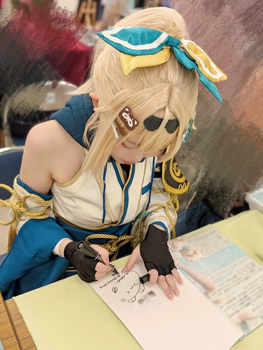 mimi_cos128's tweet photo. #ホロクル12th の時のオフショ🍃
サイン書き書きしてるᝰ✍🏻

スタッフさんに撮影の許可得てます>  ̫< https://t.co/ZJpgRkiRyX