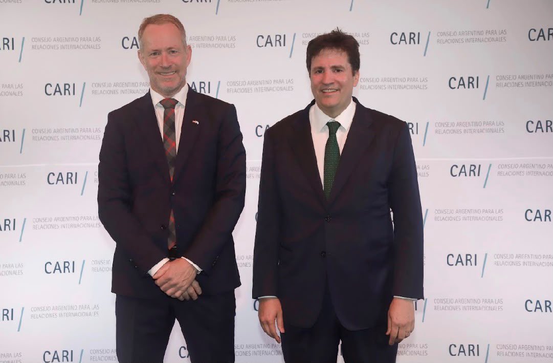 EmbNorArg's tweet photo. Excelente cena anual de @CARIconsejo. 
Siempre una alegría ver y conversar con su presidente @frandesanti 

Realmente hacen un gran trabajo 👏 https://t.co/i1P0T1D0KN
