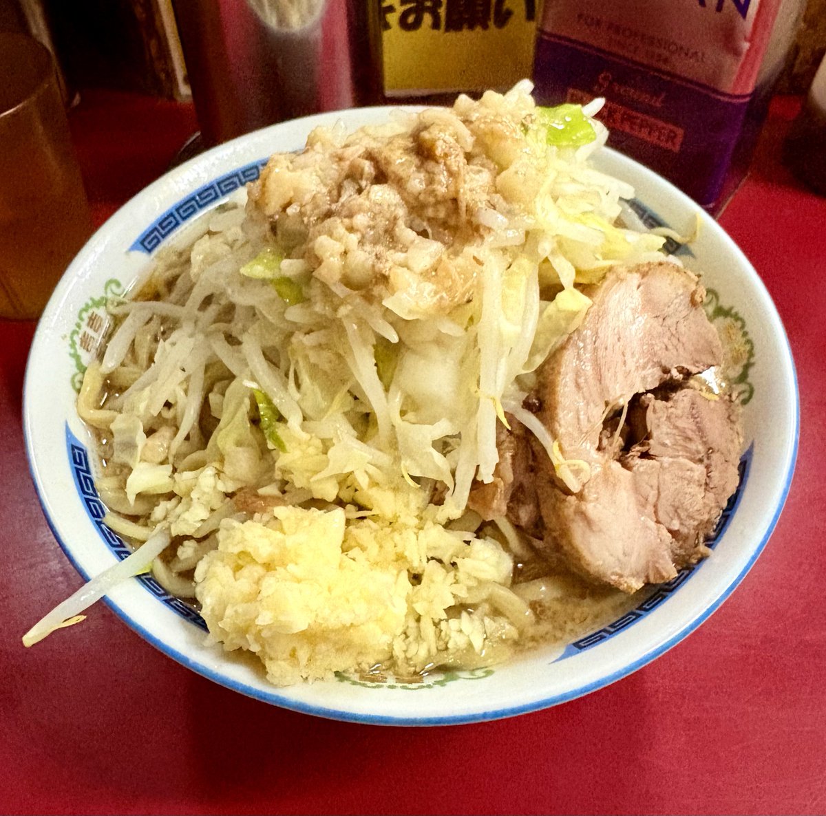 gomikuso6's tweet photo. ラーメン二郎目黒店
羽田から直行！今日は小学生が食べてたり学生が大挙して来たりでカオス💦
美味かったな〜麺もスープも🎶食べ終わった後の余韻がすごい！
スタッフと常連さんとの会話も聞かせていただきました👂
美味しかった〜ご馳走様でした🍜 https://t.co/dyZ9WcsZZZ
