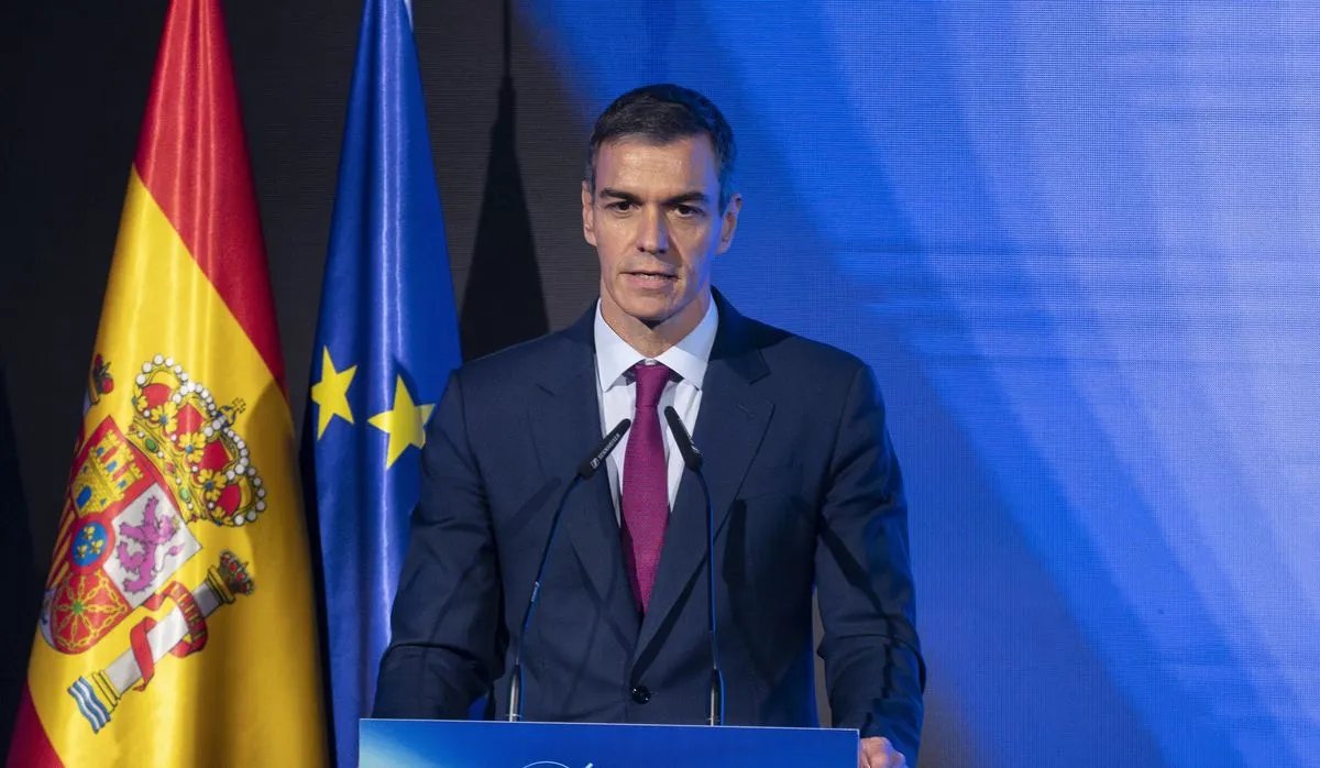 Treccani's tweet photo. Dopo mesi di difficoltà costanti sul piano politico e giudiziario, alla fine il presidente del governo spagnolo Pedro Sánchez ha dovuto accettare la “resa” e chiudere anzitempo la legislatura, convocando elezioni anticipate per il 29 novembre: https://t.co/jbXClV5SUj https://t.co/shyZf6zCbQ