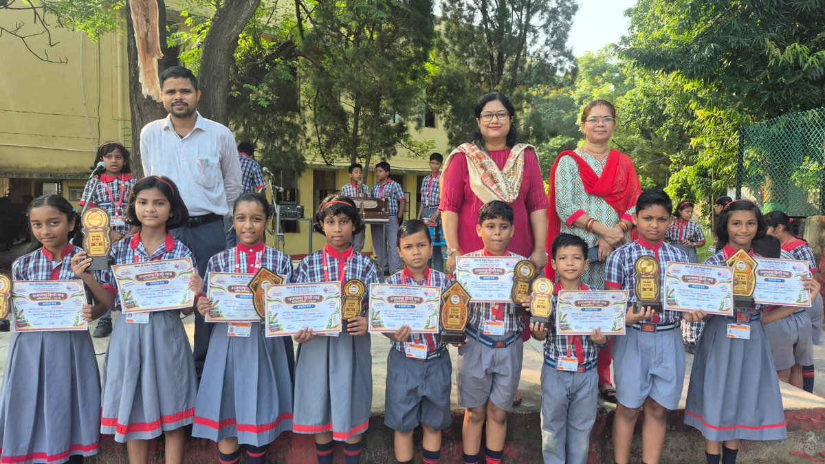 KendriyaNo2's tweet photo. 🇮🇳📚 हिन्दी माह – प्रतिभा और अभिव्यक्ति का उत्सव

हिन्दी माह के अंतर्गत विद्यार्थियों एवं शिक्षकों की हिन्दी प्रतियोगिताओं ने भाषा, साहित्य और रचनात्मकता का अद्भुत संगम प्रस्तुत किया। 📖

हिन्दी—हमारी पहचान, हमारी शान!🇮🇳

#HindiMaah #HindiLanguage #KVS #CelebratingHindi 
@KVS_HQ https://t.co/SPlDZXCSwS