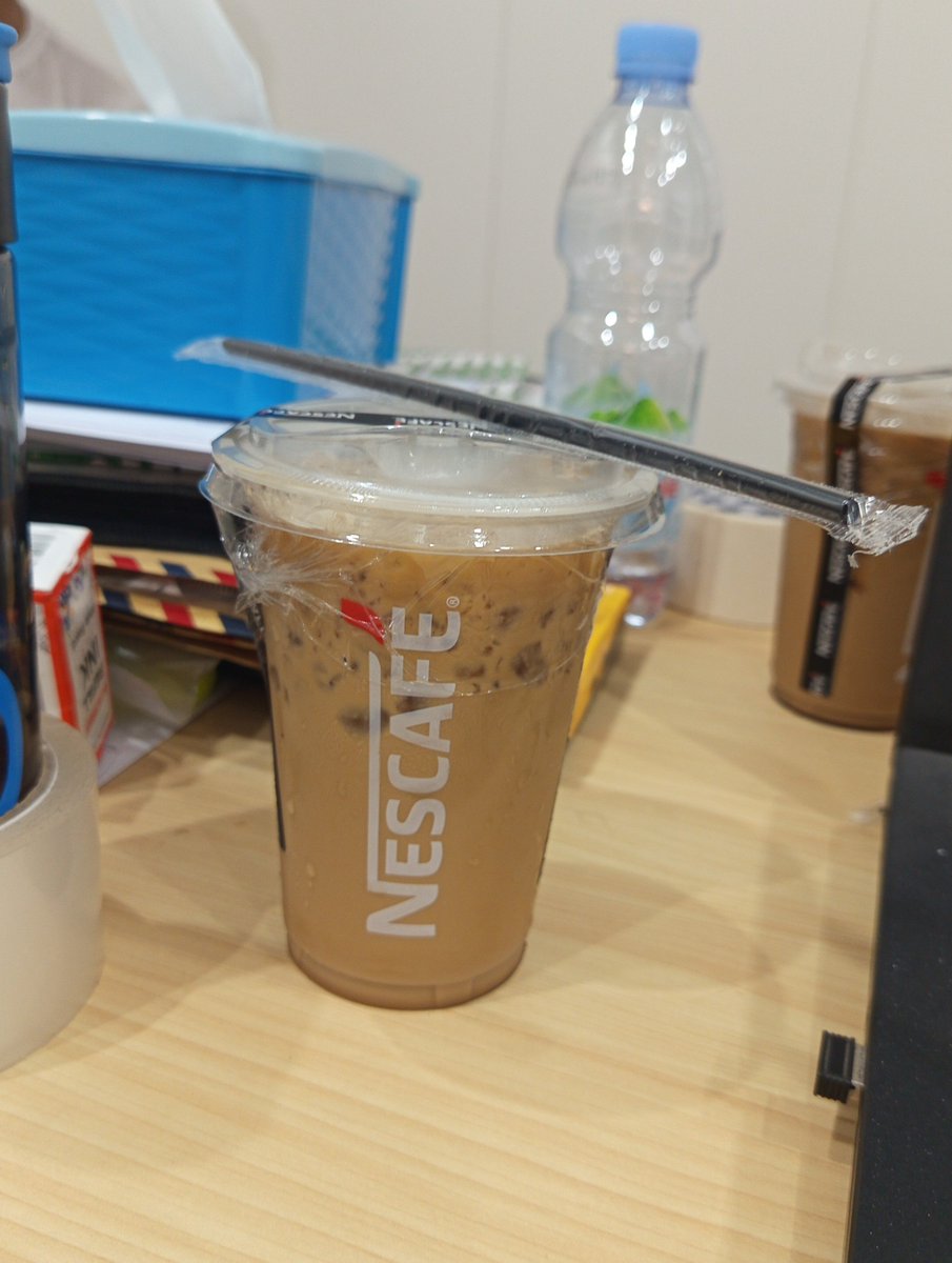 txnzyrl's tweet photo. dibeliin kopi dari siang weh belom abis sampe sekarang. lelah 😓 https://t.co/yNdwEfb2td