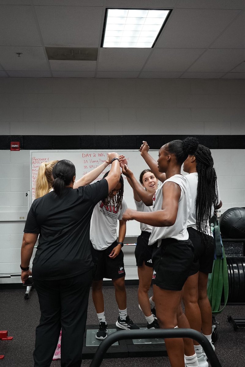 GoHuskiesWBB's tweet photo. Setting the standard 💪🏽

#OnePack | #RunAsOne https://t.co/USaxzBnoXW