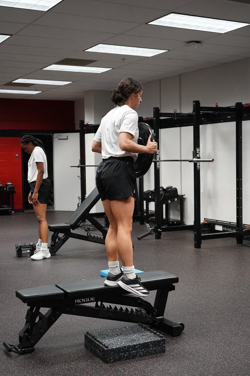 GoHuskiesWBB's tweet photo. Setting the standard 💪🏽

#OnePack | #RunAsOne https://t.co/USaxzBnoXW