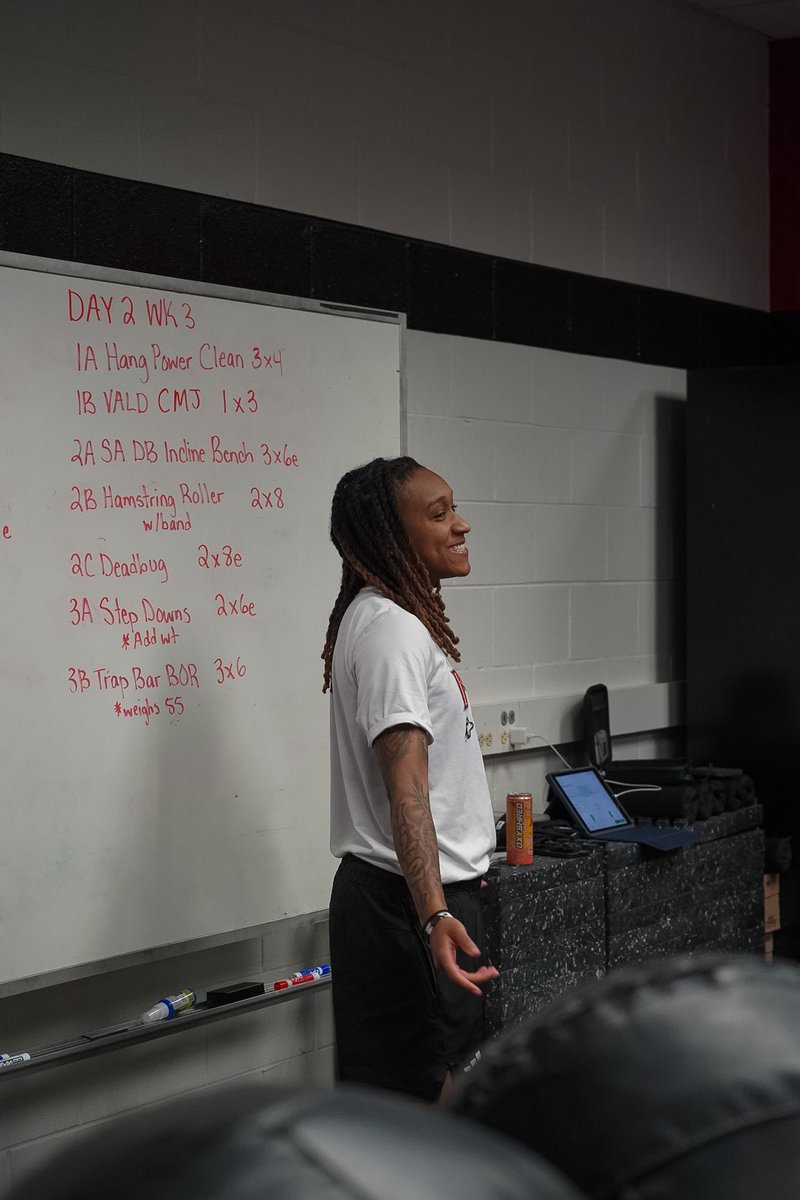 GoHuskiesWBB's tweet photo. Setting the standard 💪🏽

#OnePack | #RunAsOne https://t.co/USaxzBnoXW