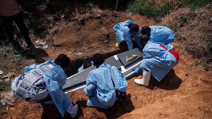 observatoirerdc's tweet photo. 🚨 #Ebola | 18 personnes décédées de la maladie à virus Ebola ont été enterrées en l’espace de 24 heures à Biakato, chef-lieu de la chefferie Babila-Babombi, dans le territoire de Mambasa, en #Ituri. #RDC #MVE17 #Ebola17 #EbolaRDC https://t.co/ErkRYCdtQY