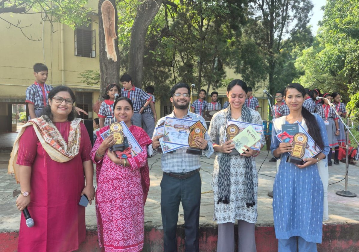 KendriyaNo2's tweet photo. 🇮🇳📚 हिन्दी माह – प्रतिभा और अभिव्यक्ति का उत्सव

हिन्दी माह के अंतर्गत विद्यार्थियों एवं शिक्षकों की हिन्दी प्रतियोगिताओं ने भाषा, साहित्य और रचनात्मकता का अद्भुत संगम प्रस्तुत किया। 📖

हिन्दी—हमारी पहचान, हमारी शान!🇮🇳

#HindiMaah #HindiLanguage #KVS #CelebratingHindi 
@KVS_HQ https://t.co/SPlDZXCSwS