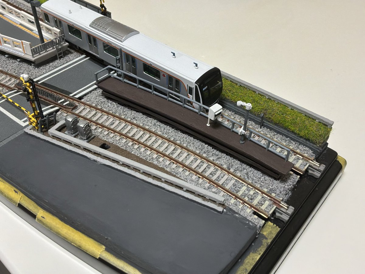 silenttkm69's tweet photo. タミヤプラ棒2mmと1mmでケーブルトラフを制作。金属カバーやコンクリートタイプ、場所により様々です。現物合わせで加工。ジオラマベースの手前空き地は、現実は新築戸建が立っている模様。主役はドアカットの風景なので省略予定。 https://t.co/ETQdlsHHuC