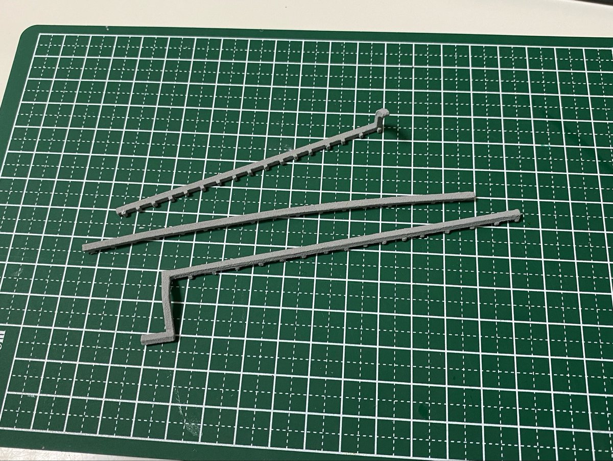 silenttkm69's tweet photo. タミヤプラ棒2mmと1mmでケーブルトラフを制作。金属カバーやコンクリートタイプ、場所により様々です。現物合わせで加工。ジオラマベースの手前空き地は、現実は新築戸建が立っている模様。主役はドアカットの風景なので省略予定。 https://t.co/ETQdlsHHuC