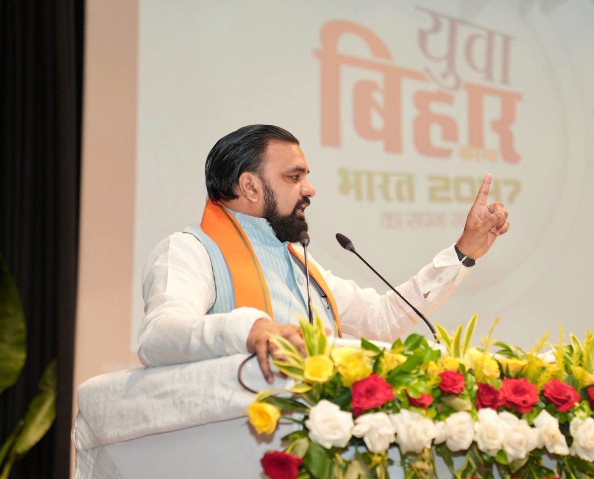 sushant_0987's tweet photo. गर्व का क्षण! बिहार के मुख्यमंत्री श्री @samrat4bjp
 रोहतास के जमुहार में युवा संवाद कार्यक्रम में शामिल हुए। वडनगर से वाराणसी तक सेवा यात्रा पर निकले युवाओं का अभिनंदन किया। विकसित भारत और समृद्ध बिहार के निर्माण में युवा शक्ति का अद्भुत उदाहरण! 🚀🇮🇳
#cmo #samrat4bhp #bihar https://t.co/SrpaVy63ty