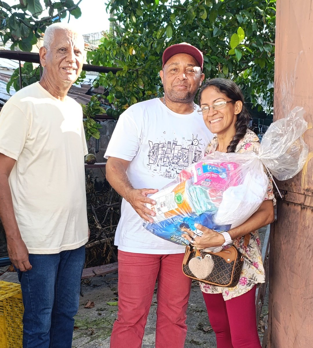 Convergenciasf's tweet photo. Hay familias que atraviesan momentos difíciles y, en medio de esas circunstancias, recibir una mano amiga puede significar muchísimo. Nuestro líder @BiagioPilieri  quiso hacer llegar su apoyo y solidaridad a estas familias, enviando una ayuda para acompañarlos en este momento. https://t.co/YnMgVvkjEL
