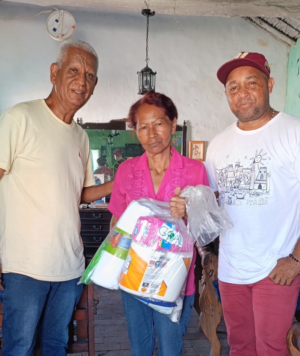 Convergenciasf's tweet photo. Hay familias que atraviesan momentos difíciles y, en medio de esas circunstancias, recibir una mano amiga puede significar muchísimo. Nuestro líder @BiagioPilieri  quiso hacer llegar su apoyo y solidaridad a estas familias, enviando una ayuda para acompañarlos en este momento. https://t.co/YnMgVvkjEL