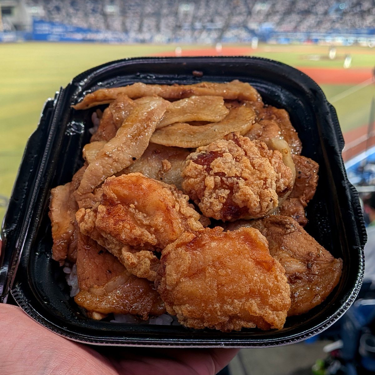 kyujo_meshitaro's tweet photo. 【メニュー】塀内久雄の3点盛り豚丼
【球場】マリン
【販売店】BUTASAN HOKKAIDO Floor4 Seaside
【価格】¥2000-

カロリーの大名行列。

ザ・肉祭り。
上豚丼+北海道ザンギ+トントロ。
どこから食べても肉。
米は添え物か…？と錯覚するレベル。

ごっちゃし🥩

#野球場グルメ2026
#いただきマリン https://t.co/xOKOF9Qoaa