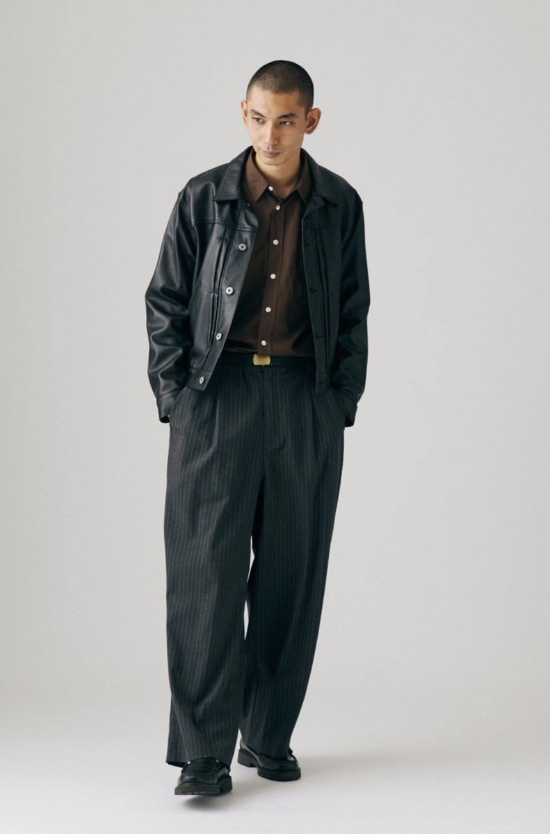 eso_style's tweet photo. 秋冬に1本は持ってたいスラックス見つけた

"JOURNAL STANDARD"の
TR ツイル　モダン　ワイド　スラックス

14850円で手の届きやすい価格

オススメはグレーのストライプで
ブラックのパンツじゃないだけで差別化と抜け感が出る。

2-4枚めみたいなレザーとの相性抜群でこれからの季節に活躍間違いなし https://t.co/10lEzkJVVl