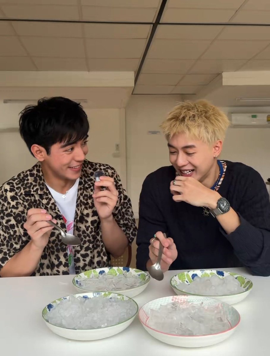 Runtoyou15's tweet photo. Happy pidenew happy me <3 https://t.co/YqJK9BZLws