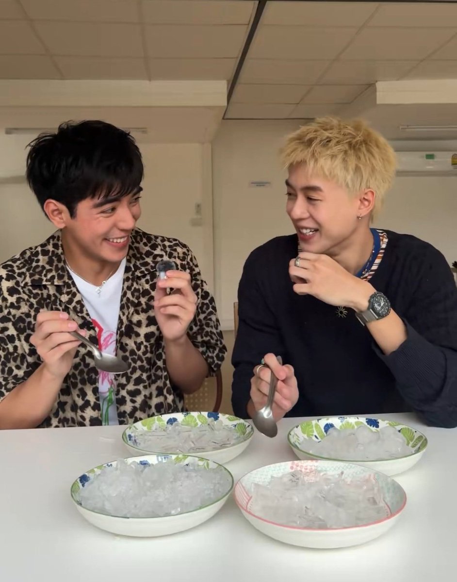 Runtoyou15's tweet photo. Happy pidenew happy me <3 https://t.co/YqJK9BZLws