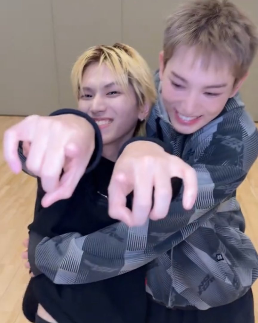 bbibbiriwoo's tweet photo. rua hugging riu you two are so cute 💕 https://t.co/7UjGshri5Y