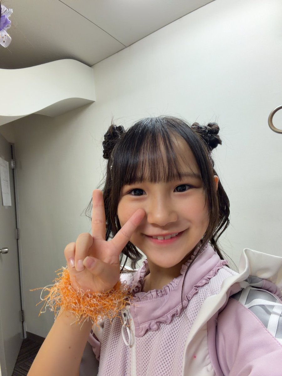 StarT_miimii05's tweet photo. #火曜日のすたーと
♡定期ライブ舞台裏写真や動画を投稿せよ♡

リハの時にゆいちと
あんちゃんの推しカメラしてたら、
レス来たんだ！💕

レス貰った私の反応も
音ありで聞けます笑

ツーショ撮ってたら
いつの間にかちゃゆが自撮りしてた！👀 https://t.co/CoE2CxAthV
