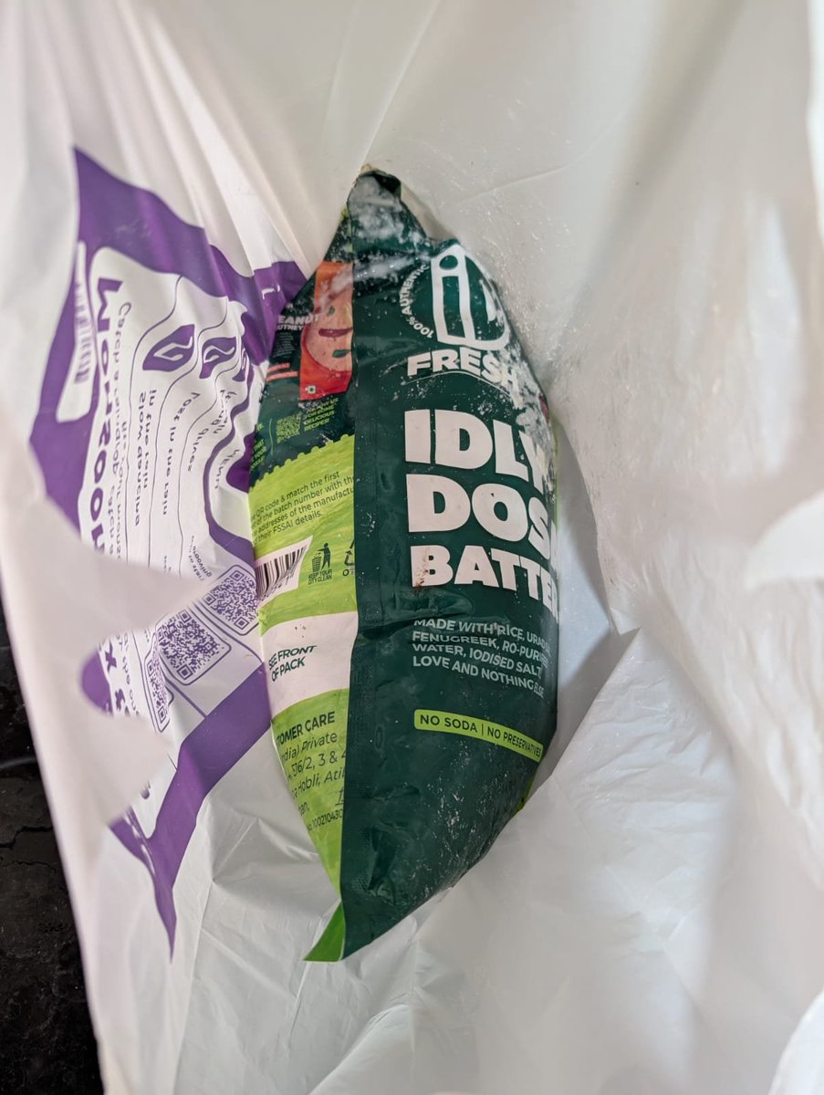 AlenChacko18's tweet photo. @ZeptoNow got delivered a bunch of rotten products and then #zepto claims that they were packed fresh @IDFreshFood is your dosa batter packet supposed to be puffed up like a baloon and leaking? #BreakingNews
#CustomerSupport https://t.co/zWwCP5RZmL