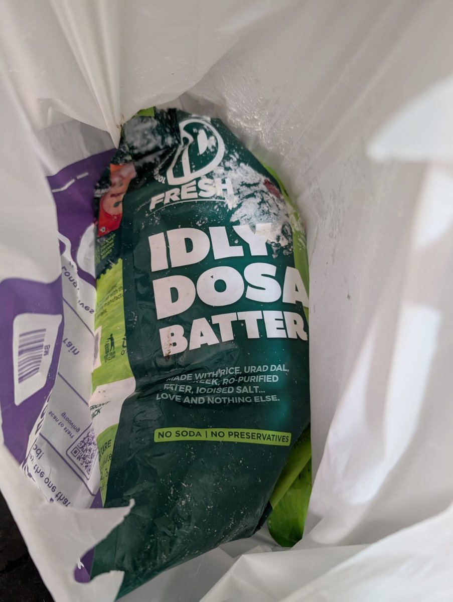 AlenChacko18's tweet photo. @ZeptoNow got delivered a bunch of rotten products and then #zepto claims that they were packed fresh @IDFreshFood is your dosa batter packet supposed to be puffed up like a baloon and leaking? #BreakingNews
#CustomerSupport https://t.co/zWwCP5RZmL
