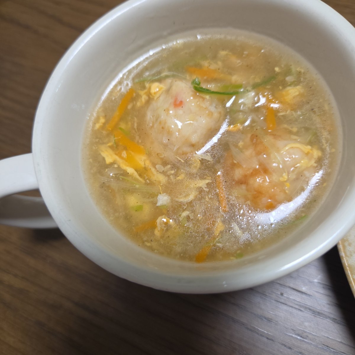 frill0918's tweet photo. FFさんが美味しそうな鶏団子と春雨のスープ作ってて食べたくてスーパーに春雨を買い物行ってきたのに溶き卵を流し入れてる時に春雨を入れ忘れたことに気づいた🫠
疲れてるから早く寝る🌜️ https://t.co/Hpwb92rq2Q