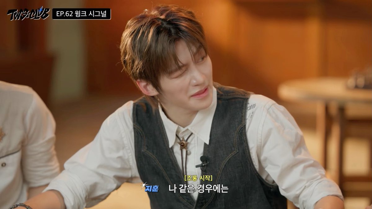 A man with brown hair in a white shirt and denim vest appears on a Korean TV show titled '투캅스인사' (Toxic INS), with subtitles reading 'EP.62 왕크 시그널' and '나 같은 경우에는'.