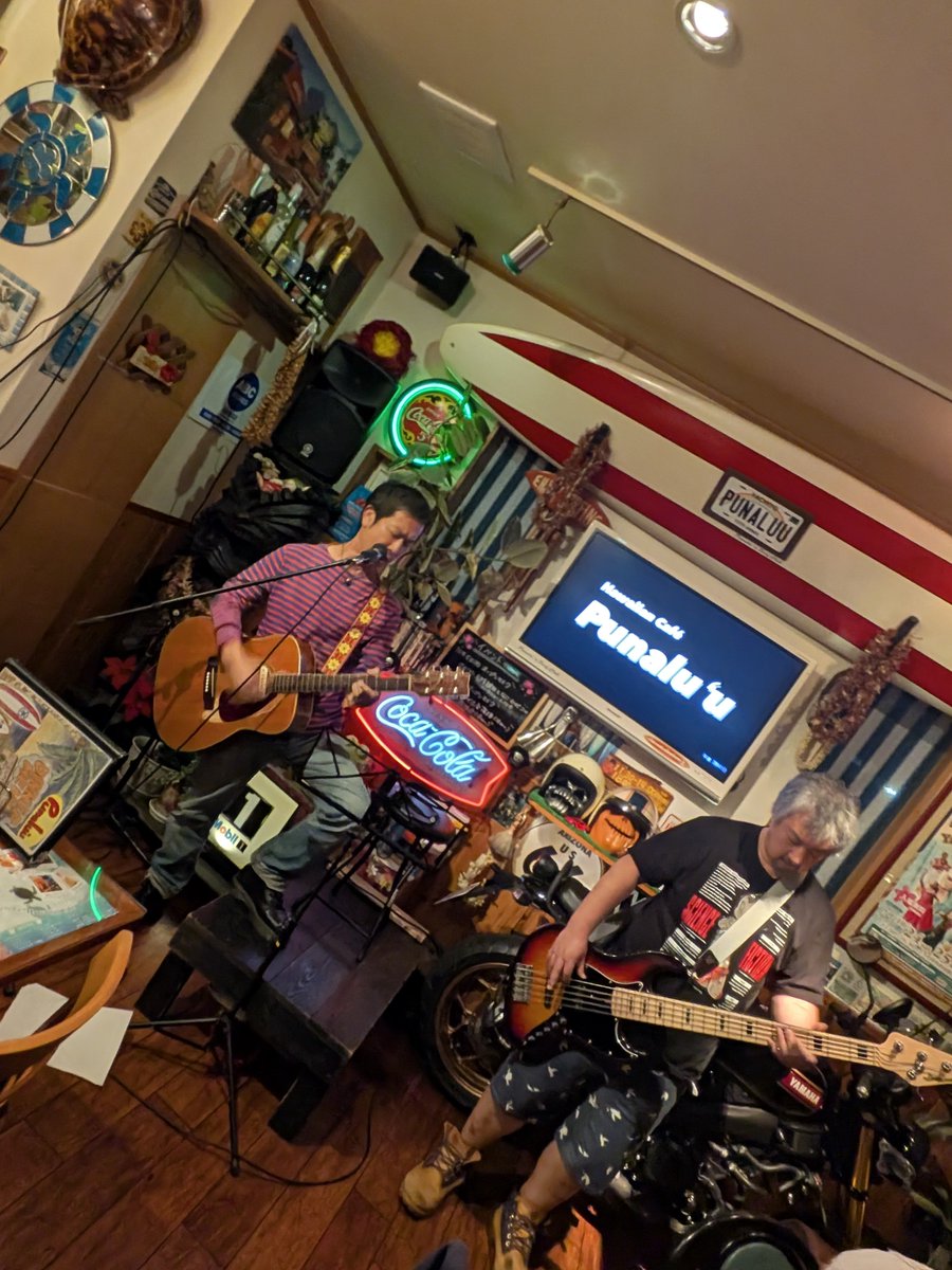 yhayano's tweet photo. 昨夜、ラジオ収録終わり、パーソナリティのペコさんのお店「プナルウ」に移動して、オープンマイクに初参加〜♪
割と近所の、さとしも誘って2人青チル演ってきましたー。
住宅街に佇むハワイアンなお店は隠れ家的な婬靡さは無縁だが、やはり隠れ家的な素���な場所、また、呑みに歌いに来ようっと！ https://t.co/mv1VZj4Sp0