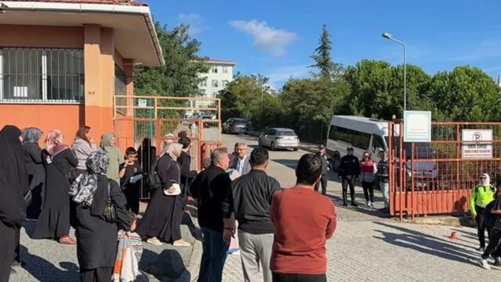 velevhaber's tweet photo. Başakşehir’de ortaokulda bıçaklı saldırıda 1 öğrenci hayatını kaybetti

https://t.co/iYX7PH3saZ https://t.co/3PrFfwoU1U