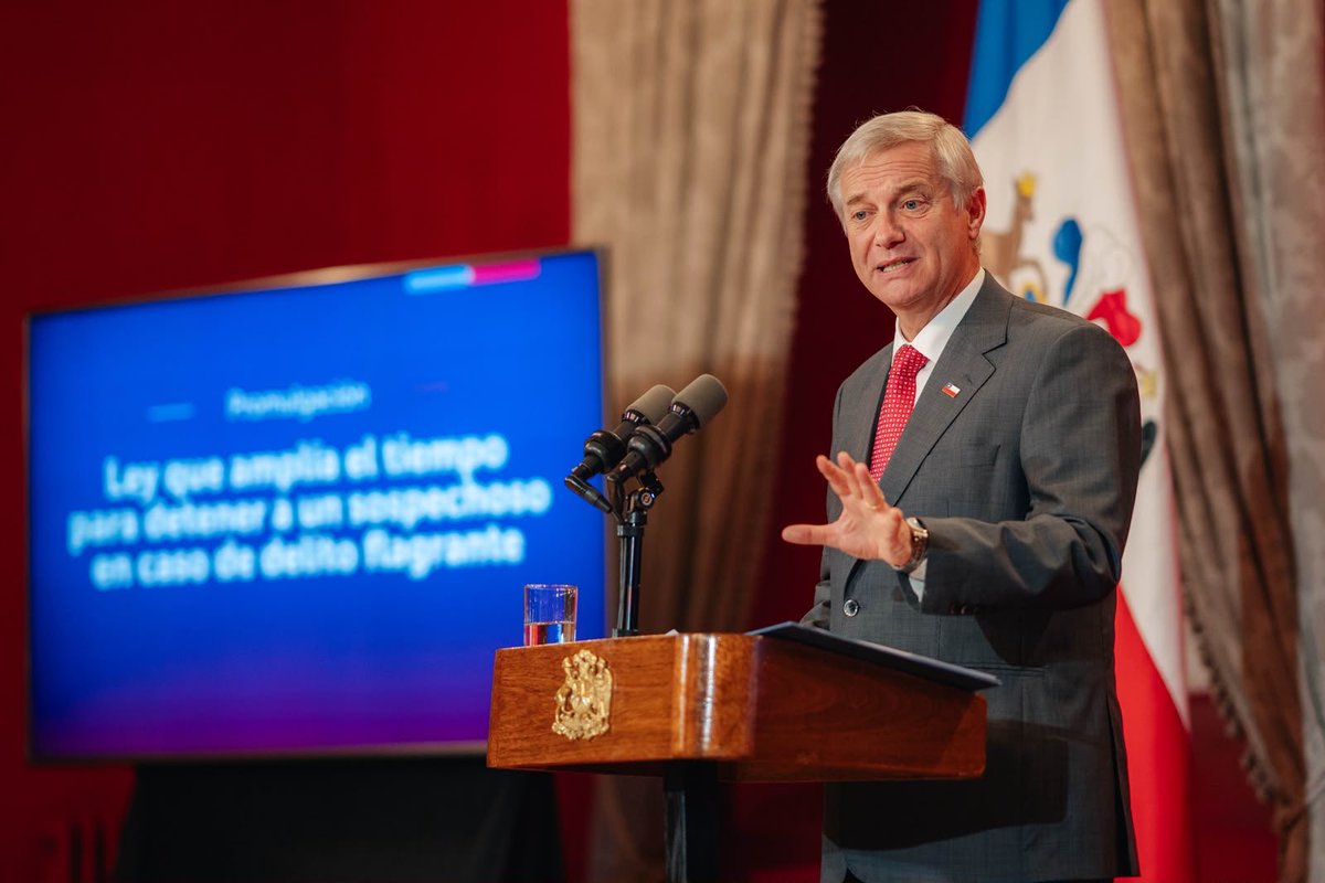 PresidenteKast's tweet photo. Las primeras horas después de un delito son decisivas. Desde hoy Carabineros y la PDI tienen 24 horas de flagrancia y la Autoridad Marítima hasta 48. Es la primera ley de la Agenda contra el Crimen Organizado y el Terrorismo, y la promulgamos honrando al Sargento 2° Jaime Urrea y a cada funcionario que arriesga su vida por Chile.