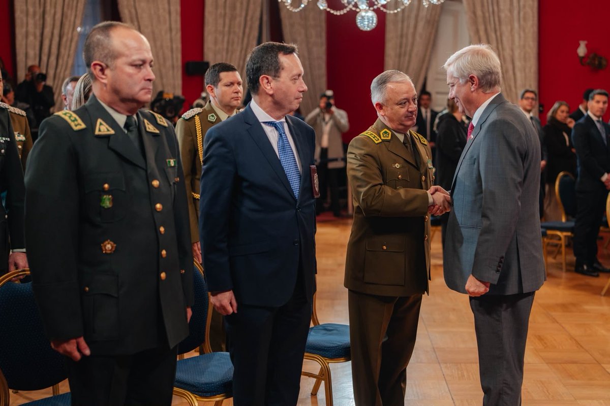 PresidenteKast's tweet photo. Las primeras horas después de un delito son decisivas. Desde hoy Carabineros y la PDI tienen 24 horas de flagrancia y la Autoridad Marítima hasta 48. Es la primera ley de la Agenda contra el Crimen Organizado y el Terrorismo, y la promulgamos honrando al Sargento 2° Jaime Urrea y a cada funcionario que arriesga su vida por Chile.