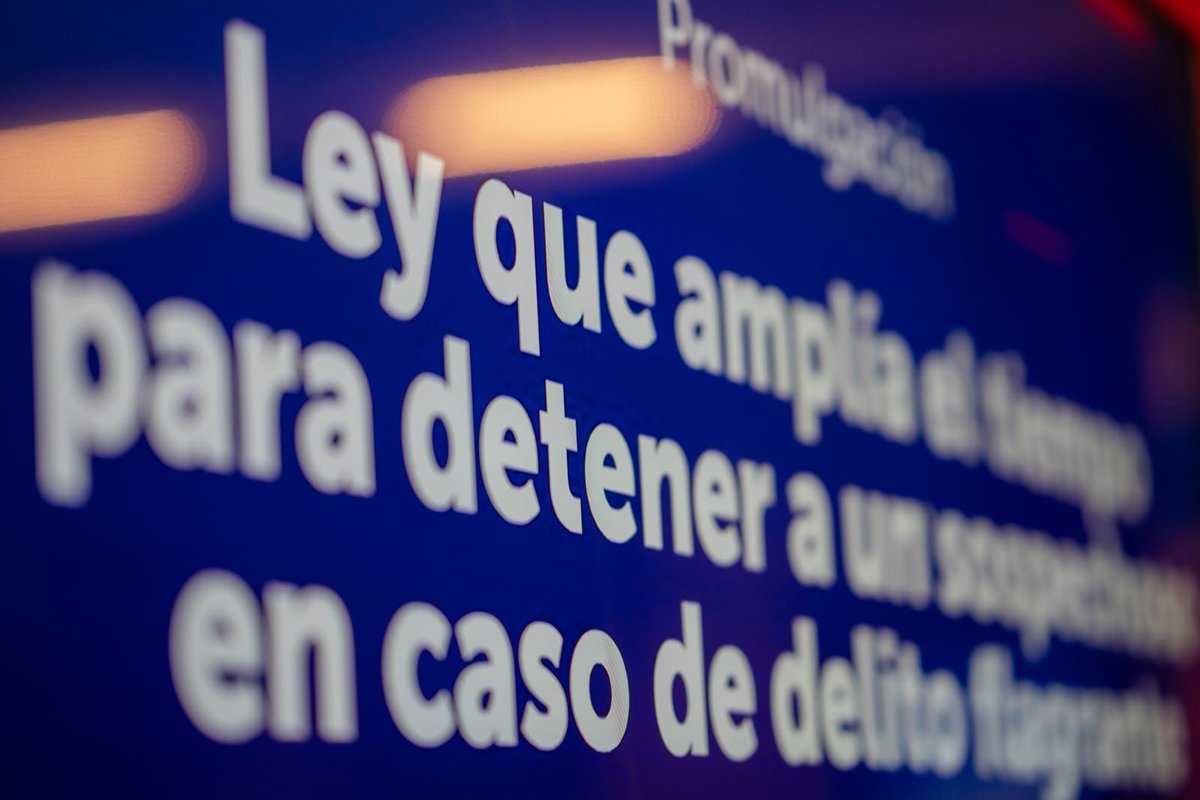 PresidenteKast's tweet photo. Las primeras horas después de un delito son decisivas. Desde hoy Carabineros y la PDI tienen 24 horas de flagrancia y la Autoridad Marítima hasta 48. Es la primera ley de la Agenda contra el Crimen Organizado y el Terrorismo, y la promulgamos honrando al Sargento 2° Jaime Urrea y a cada funcionario que arriesga su vida por Chile.