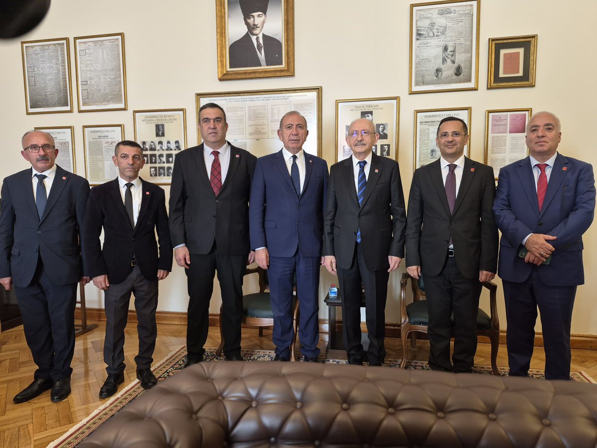 ozgurclk12's tweet photo. Sayın Genel Başkanımız Kemal Kılıçdaroğlu’nun grup konuşmasının ardından verilen bu fotoğraf, İstanbul’a çok şey anlatıyor. Biri Ankara’da, diğeri İstanbul’da… Aynı mücadele, aynı sorumluluk, aynı CHP sevdası. Sayın Kemal Kılıçdaroğlu ve Gürsel Tekin’in duruşunu iyi okuyun İstanbul!
@herkesicinCHP @kilicdarogluk @gurseltekin34